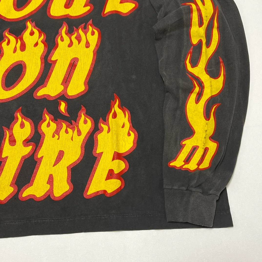 SAINT Mxxxxxx LS TEE/SOUL ON FIRE/BLK Soul flame/flame long sleeves, washed black S-XL, look for cylindrical fabrics with no side seams, don’t buy open ones anymore, boring Assute ready-made garments dyed, sprayed the whole thing with horse-hair spray, and then sprayed again to fade the color, the collar and cuffs are frayed, many places are torn, super large printing position, very difficult to print, complete accessories, with little angel anti-counterfeiting label